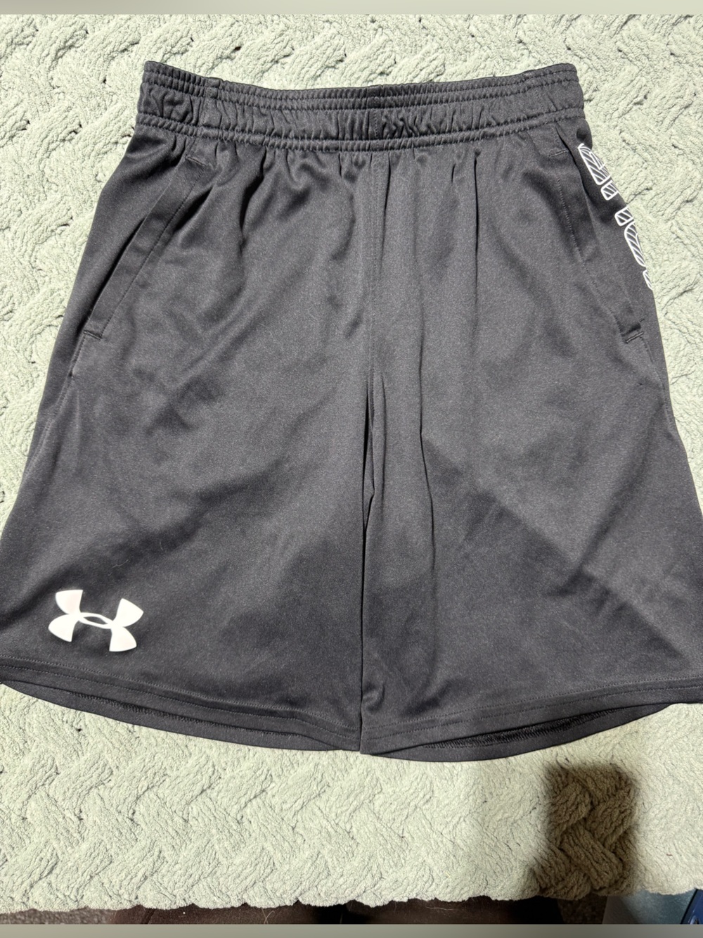 Under Armour youth Black Athletic Shorts med